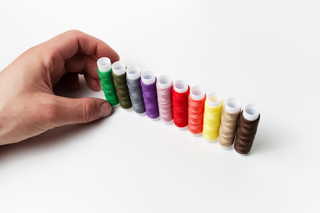 Instruktorka pokazująca dobieranie nici